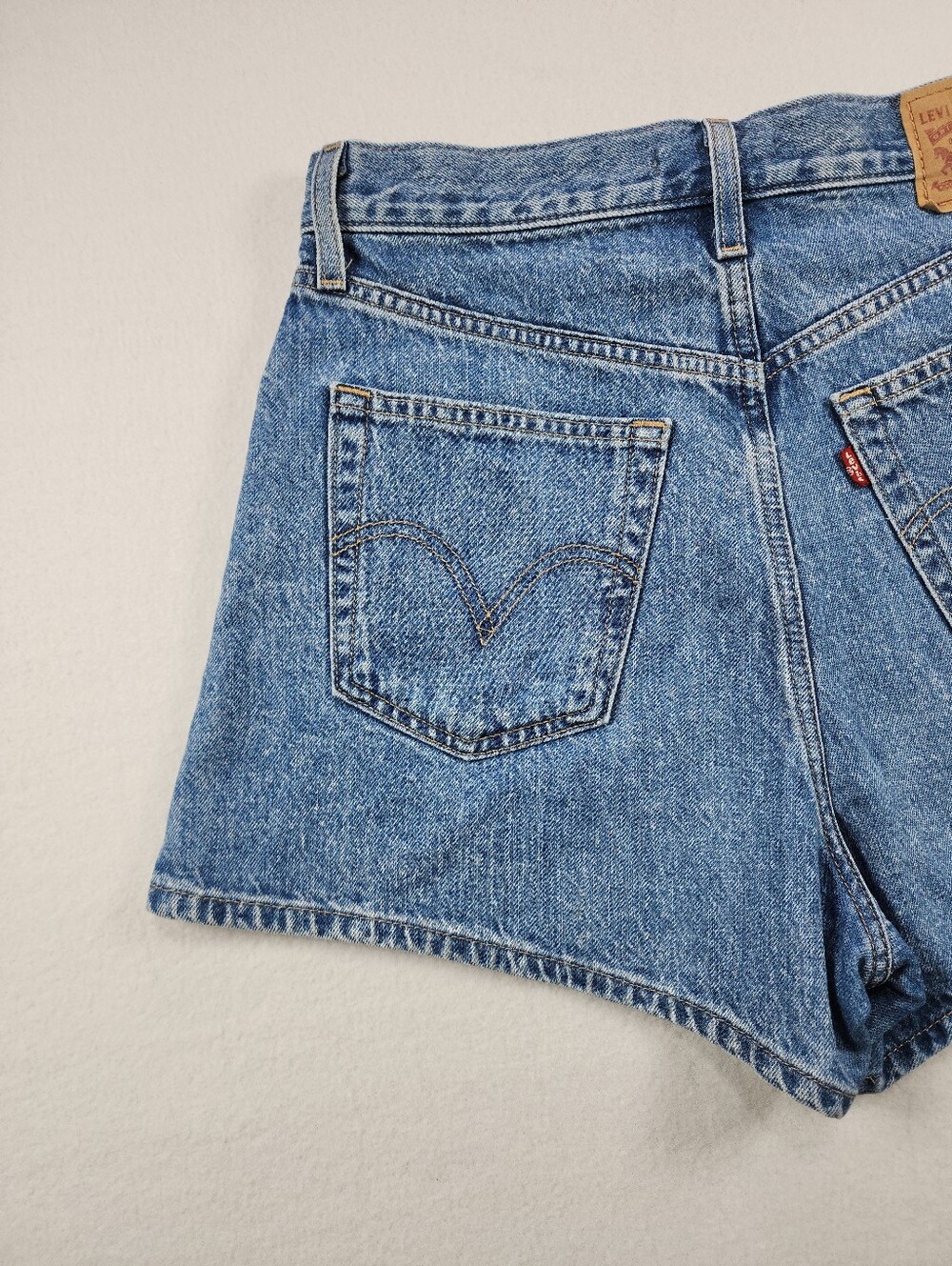 Levi's High Waisted Mom Shorts Women's 29 Medium Wash Denim Jean Shorts - Picture 6 of 12